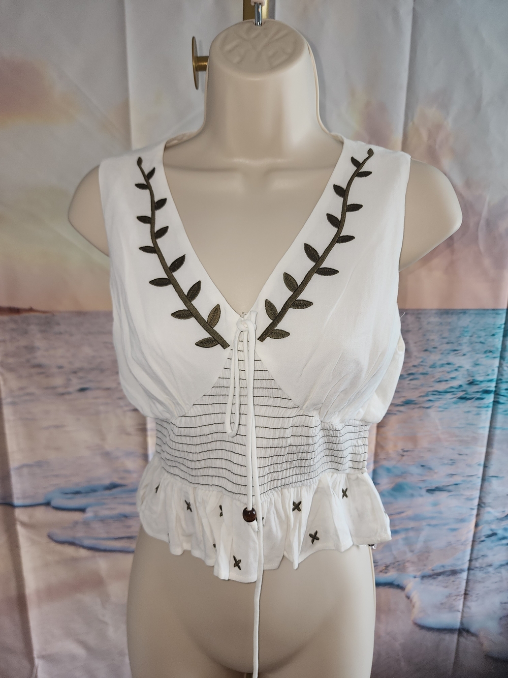 Miou MUAE White Embroidered V-Neck Crop Top
